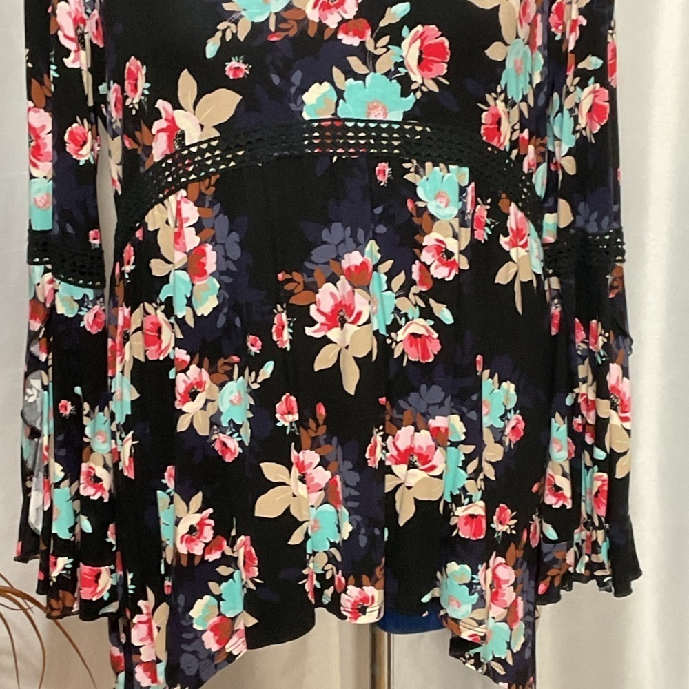 Woman’s Gently Used Relativity Tunic - Picture 3 of 12